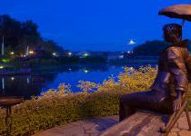 Скульптура Девушка у озера, КП Трувиль, ночь